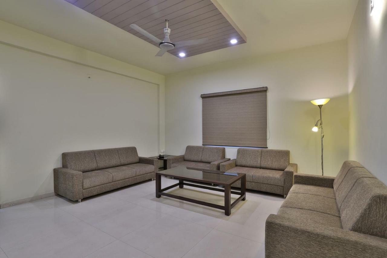 Capital O 47284 Atithi Resort Bharuch Exterior foto